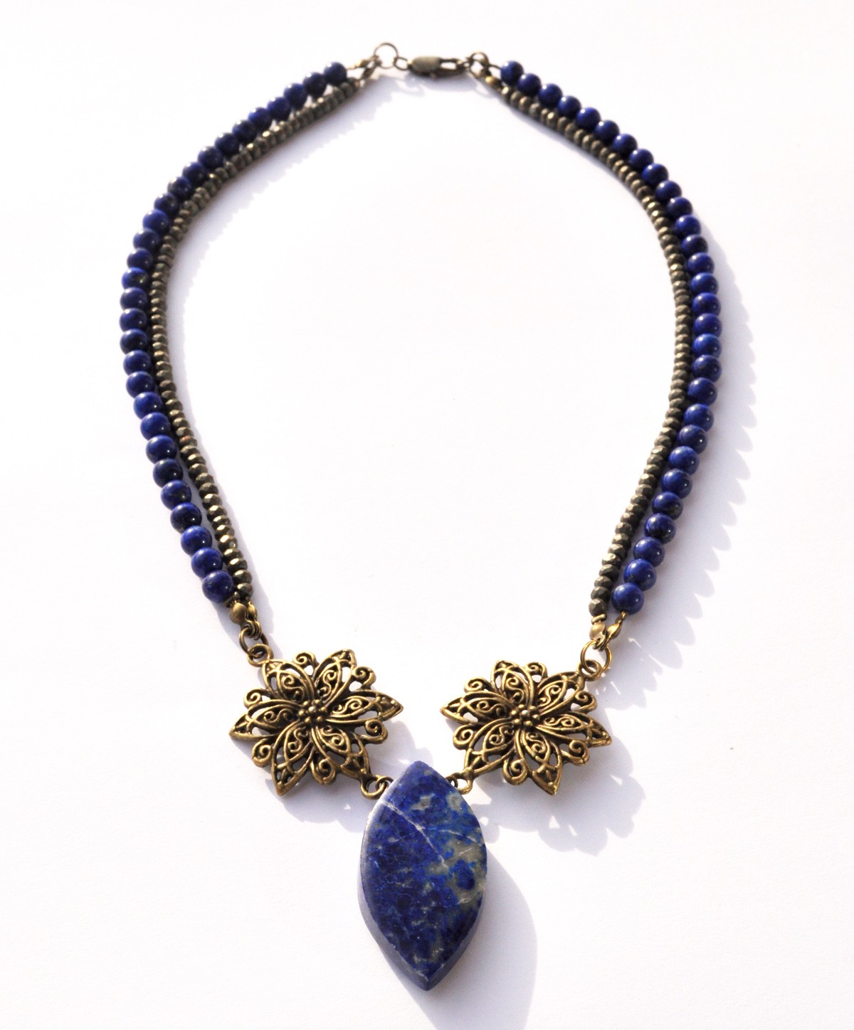kráľovna vôd, náhrdelník, lapis lazuli, pyrit