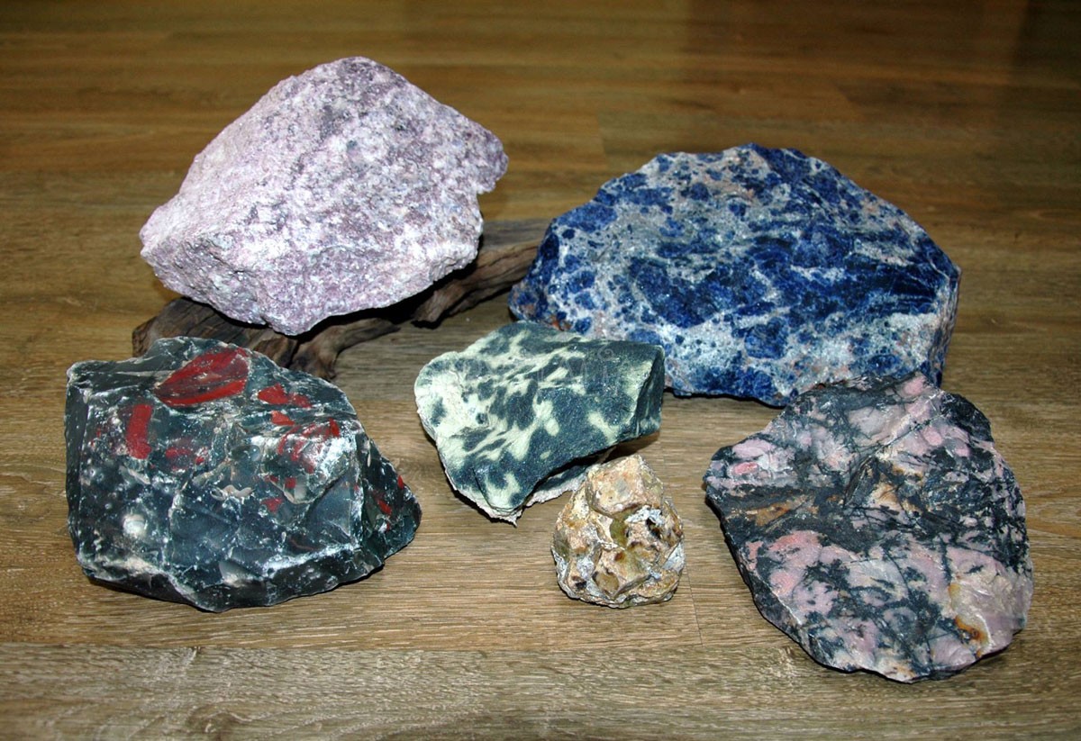 Surové minerály