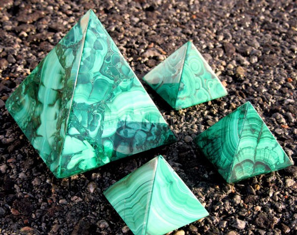 malachit pyramída