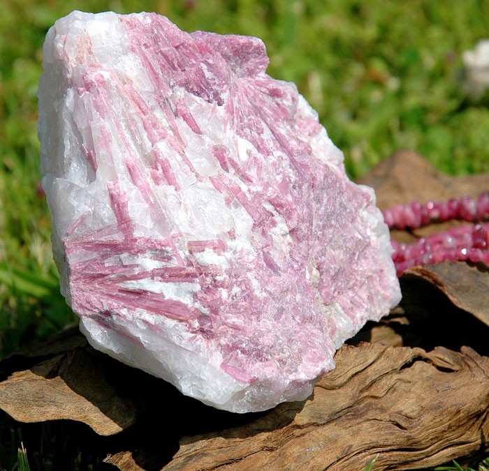 Rubelit (ružový turmalín) v kremeni